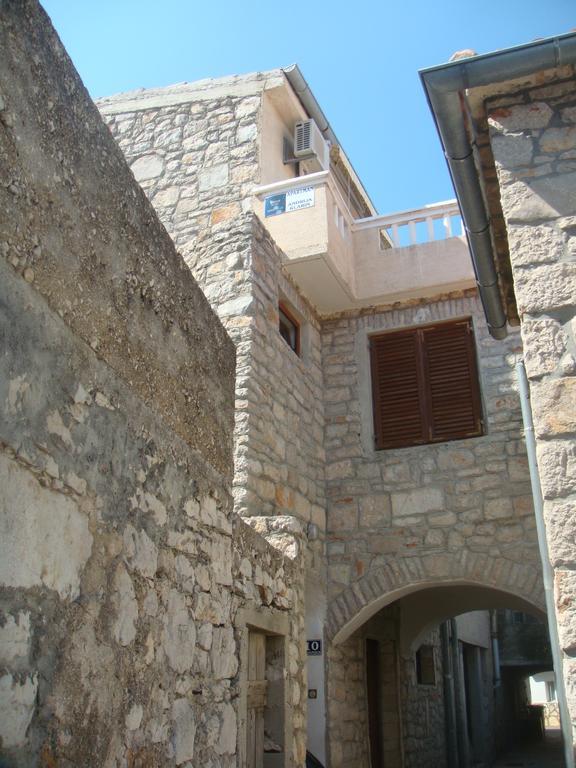 Appartamento Apartman Klarin - Old Stone House Jezera Esterno foto